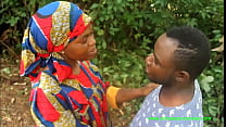 la femme adultère du village.  Dans un village d'Afrique, cette femme trompe son mari et joue un rôle auprès des villageois.  elle embrasse même publiquement dans les champs, dans la brousse et autres.  Vivez l'in&